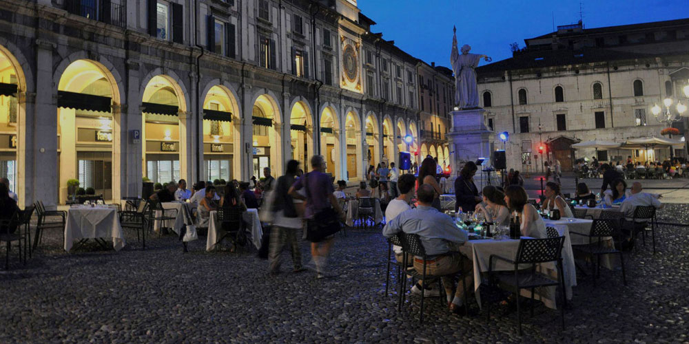 Tavolini in Piazza della Loggia a Brescia al calare della sera