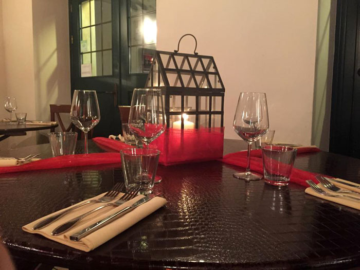 Mesa preparada con farol y adornos rojos